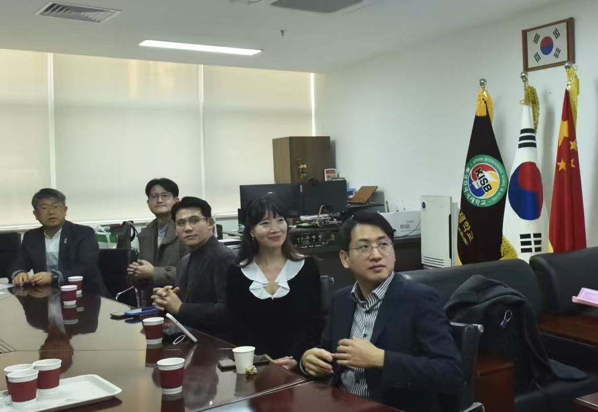 Professor Eunyu Kim with Professor Feng Tian, chair of DKU DNAS, who served as the AI session chair at AKC 2024